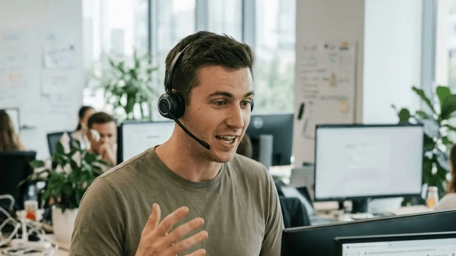 Un SDR avec un casque, en pleine conversation devant son ordinateur
